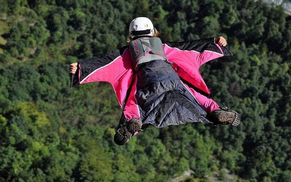 翼装飞行(wingsuit flying)分为有动力翼装飞行和无动力翼装飞行两大