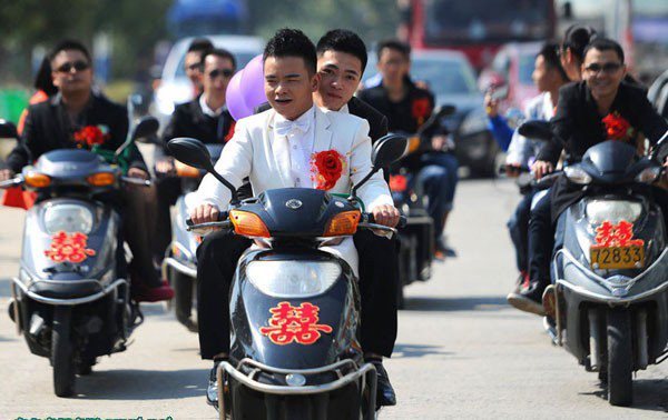 奇闻: 中国首对男gay公开结婚 千人围观现场!