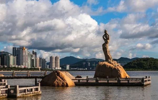 位于香炉湾畔的珠海渔女是珠海市的象征,也被誉为中国版维纳斯.