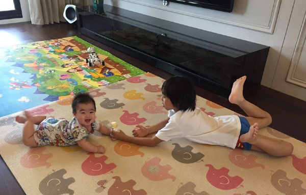 林志颖双胞胎儿子出生后,kimi小小志成了超暖心的大哥哥!