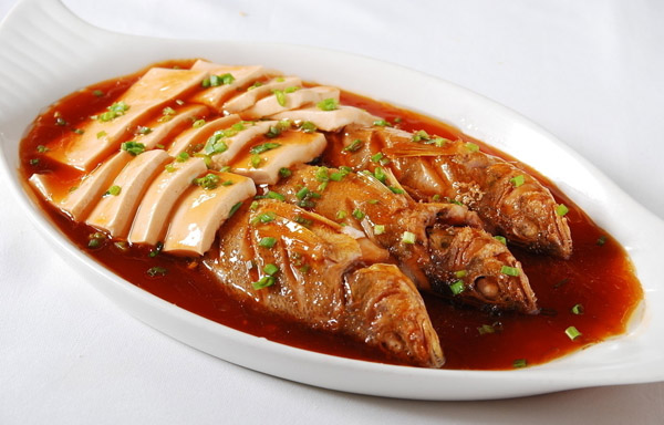 1,鲫鱼处理干净,豆腐切块2,在鲫鱼的两面抹上少许盐3,热锅冷油,把鱼