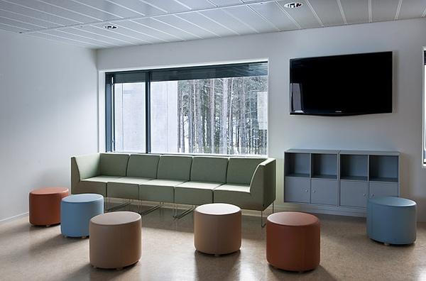 不仅如此,监狱还有自带的录音室,手工作业中心等等,用以打造犯人良好