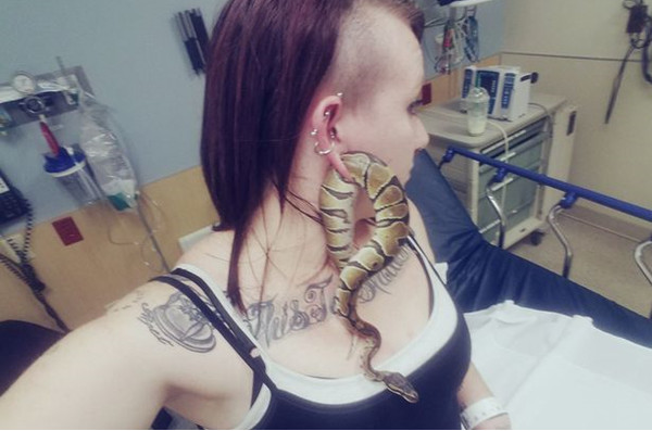 个性美女去医院取耳环,看到美女的耳环后,医生吓得两手直哆嗦