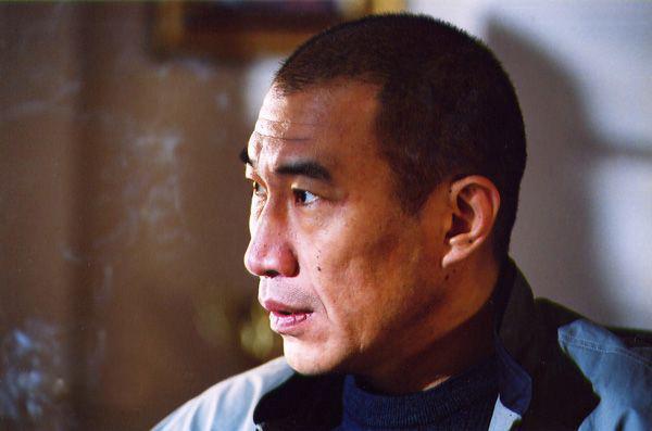 军人出身,28岁获得视帝,曾为照顾母亲隐退四年,生活低调无绯闻