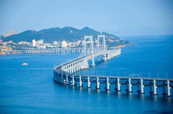 大连南部滨海大道跨海大桥,即为大连星海湾跨海大桥.