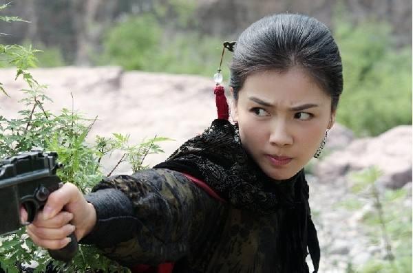 抗日女英雄剧照莫花棉率领队伍一路追击10余里,一直追到日军的驻地