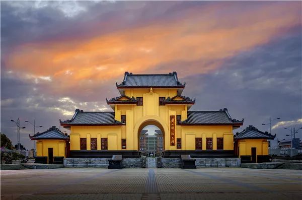 雁山大学城高校云集 初见雁山大学城时, 还是一片荒芜,一派待建的景象
