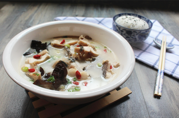 材料:黑鱼450克,生菜杆100克,黑木耳5朵,油适量,盐适量,料酒适量,胡椒