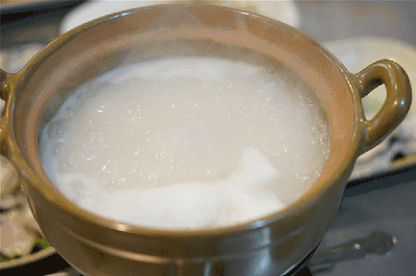 他坚持几十年不变老板林德钿今年已经56岁了西关及第粥的创始粥店伍湛