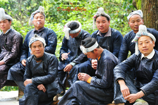 岜沙女人的服饰和发型与男人大不同了.