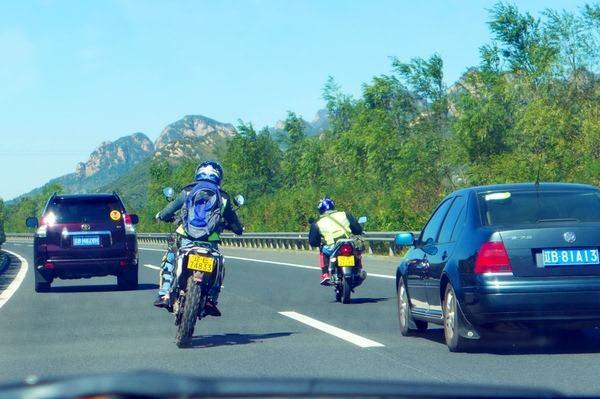 摩托车上高速要注意哪些?小伙不懂,上高速被罚