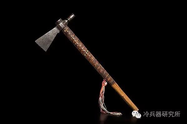 这种战斧原先是石制,我们经常在电影中看到的扔飞斧的镜头在早年并不