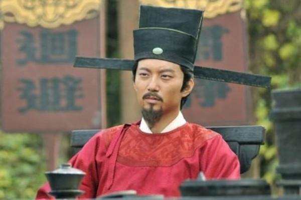 第七十五回中,宋江安排他们四人前去迎接陈太尉,并跪倒在地请罪道:"自