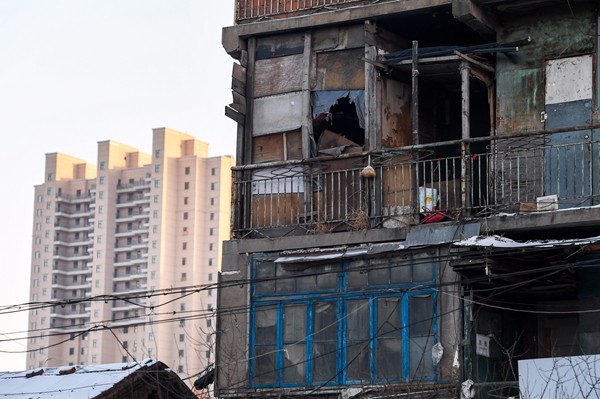 长春最破楼房自行取暖楼道仅容一人通过