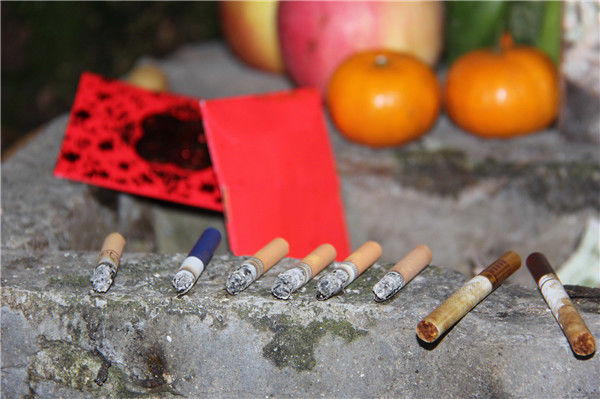 不准用香烛就用香烟祭拜,游客在连山金子山财神洞留下上千烟头