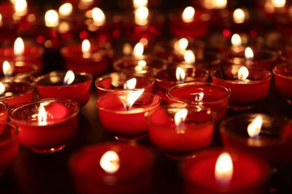 一般来说,灯碗是铜制或是泥制的,内放一些豆油,灯捻用"灯花纸"亲手捻