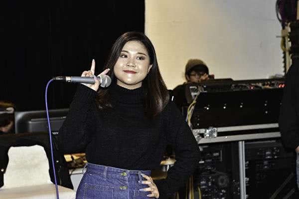 小邓丽君朗嘎拉姆瘦7公斤 拟6种语言香港献唱