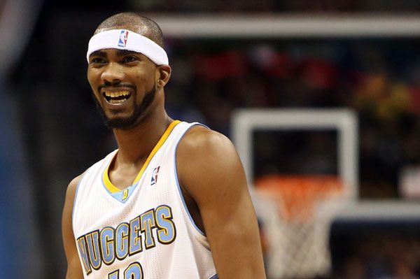 除了在场上善于冲锋的表现外,布鲁尔场下的笑容是让球迷最印象深刻的.