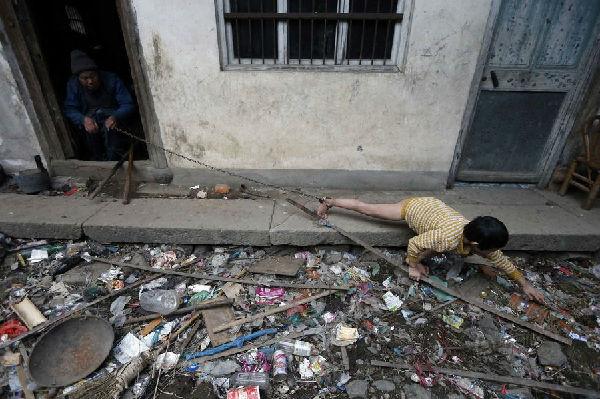 11岁男孩被铁链锁脚生活多年, 爷爷无力哭泣