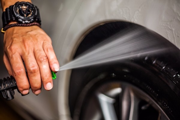 "专用洗车液是中性的,不会损害车漆,但价格比洗洁精略贵一点