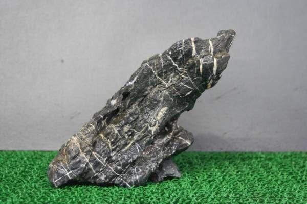 青龙石是一种水族景观中用到的造景石料,因其色泽青黑,纹路似龙故被称