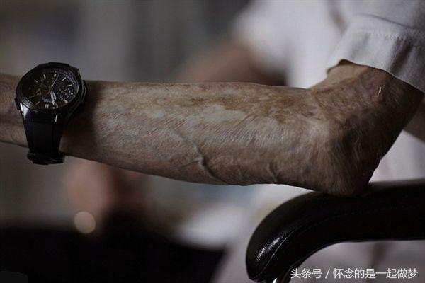 子弹(atomic bomb)是核武器之一,是利用核反应的光热辐射,冲击波和感