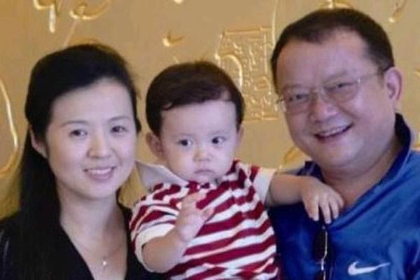 “和珅”王刚果然表里如一,戏里戏外都喜小娇妻