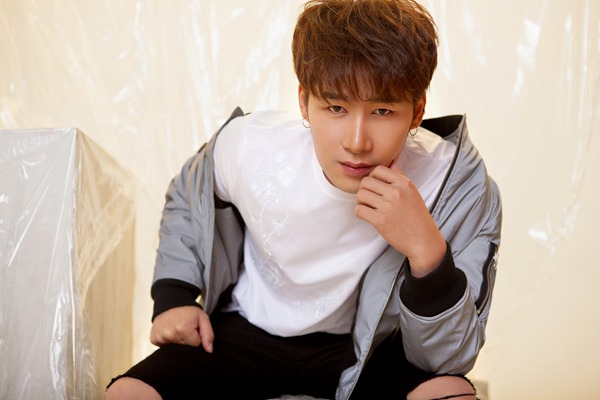 陈雅森摇滚新曲《都市玩偶》首发 唱出热血人生态度