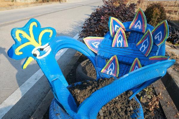 路边的废旧轮胎成了彩色"小动物"