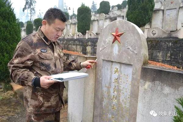 南疆陵园老山战地卫生员抚摸着战友冰冷的墓碑哭泣
