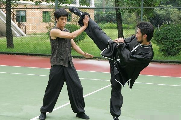 李小龙的首位美国弟子杰西·格洛弗的举荐下结实李小龙并学习了截拳道