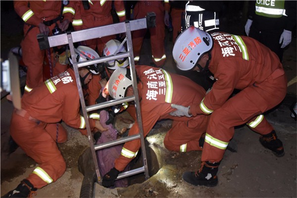 小女孩不慎掉入化粪池消防员下井救援