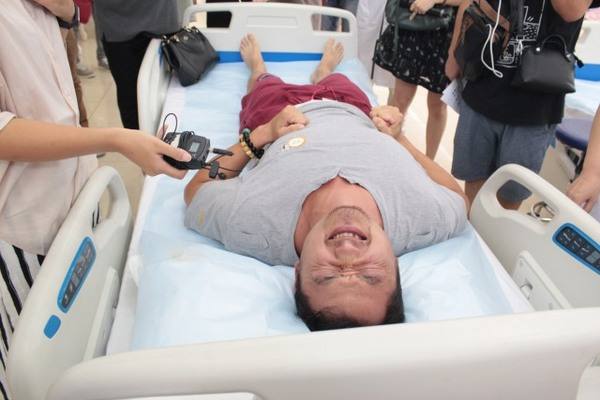 全程竟只会说两个字,身边的孕妈看了大笑|准爸爸|生孩子|老婆_新浪