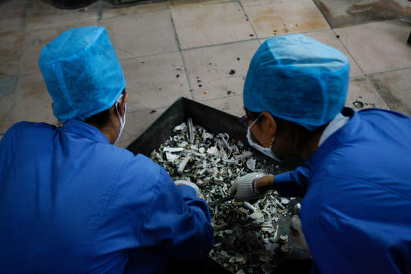 直击火化场里工作的女性:经常闻到尸体发出的腥臭气味