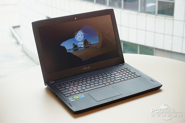 飞翔堡垒zx60vm在外观上选用了华硕一向的精约外观,在a,c面都加入了