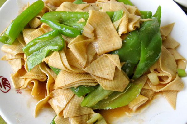 料酒,水淀粉,色拉油腌腌制一会儿; 2, 尖椒切滚刀块; 3, 干豆腐切菱形