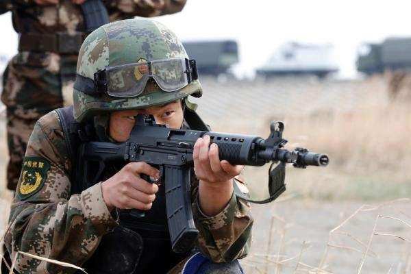 为什么部队里面的普通士兵大多不配发手枪?