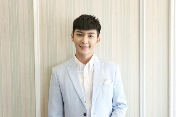 炎亚纶「偶像浏海」新发型曝光!电眼短发回春18岁