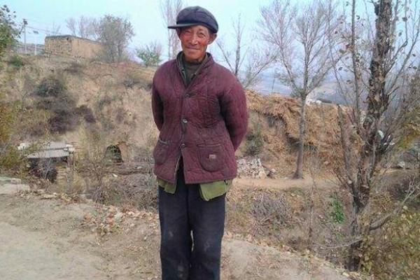 农村人都习惯背着手走路,难道就为图个好看?