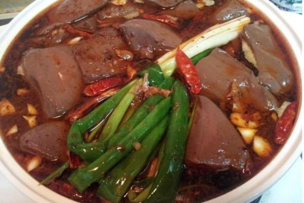 家常豆腐猪血材料:豆腐一块,猪血一块,生姜适量,大葱适量,菜籽油适量