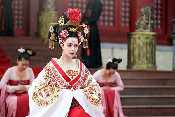 却被人诬陷构罪,说李重润和她的妹妹永泰公主李仙蕙,在私底下议论