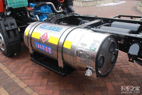 lng气瓶设置在车架左侧,容积为160l,对于从事中短途运输的轻卡来讲