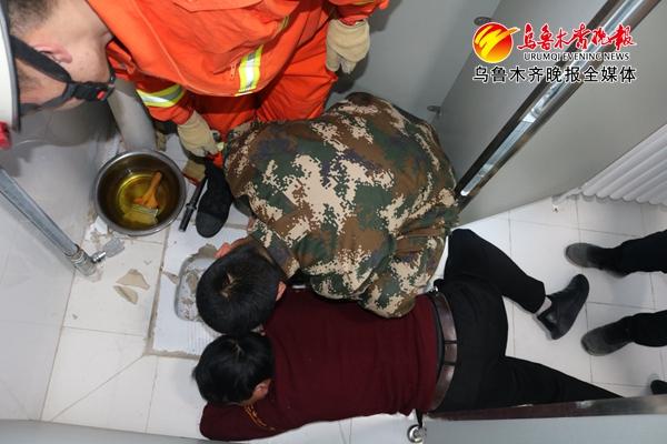 身份证掉进马桶,男子伸手去捞,结果尴尬了