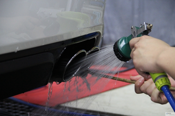 全新玛莎拉蒂总裁漆面深度清洁(多图)