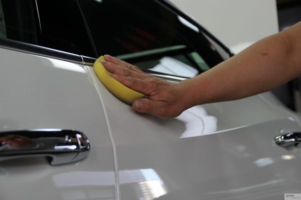 全新玛莎拉蒂总裁漆面深度清洁(多图)