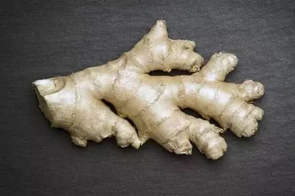 这种姜千万不要买,常吃对健康没好处!家里有的赶紧扔掉吧!