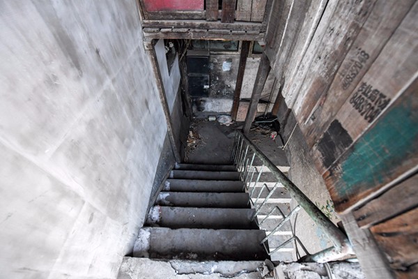 长春最破楼房 自行取暖 楼道仅容一人通过|火灾|楼体|楼道_新浪新闻
