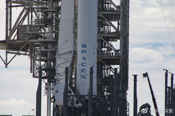 "猎鹰号"重型火箭蓄势待发搭载特斯拉电动车