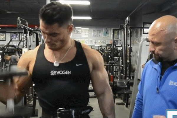 垂举是锻炼二头肌外侧的黄金动作，同时锻炼三角肌前束，手臂不用外旋。