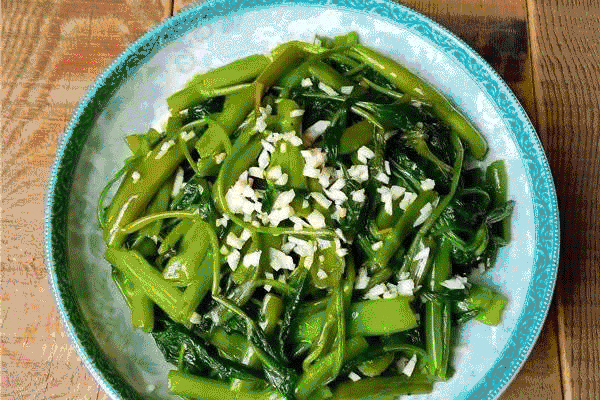 最健康的是凉拌菜,如凉拌木耳,凉拌菠菜等,食材只经过水焯等简单加工